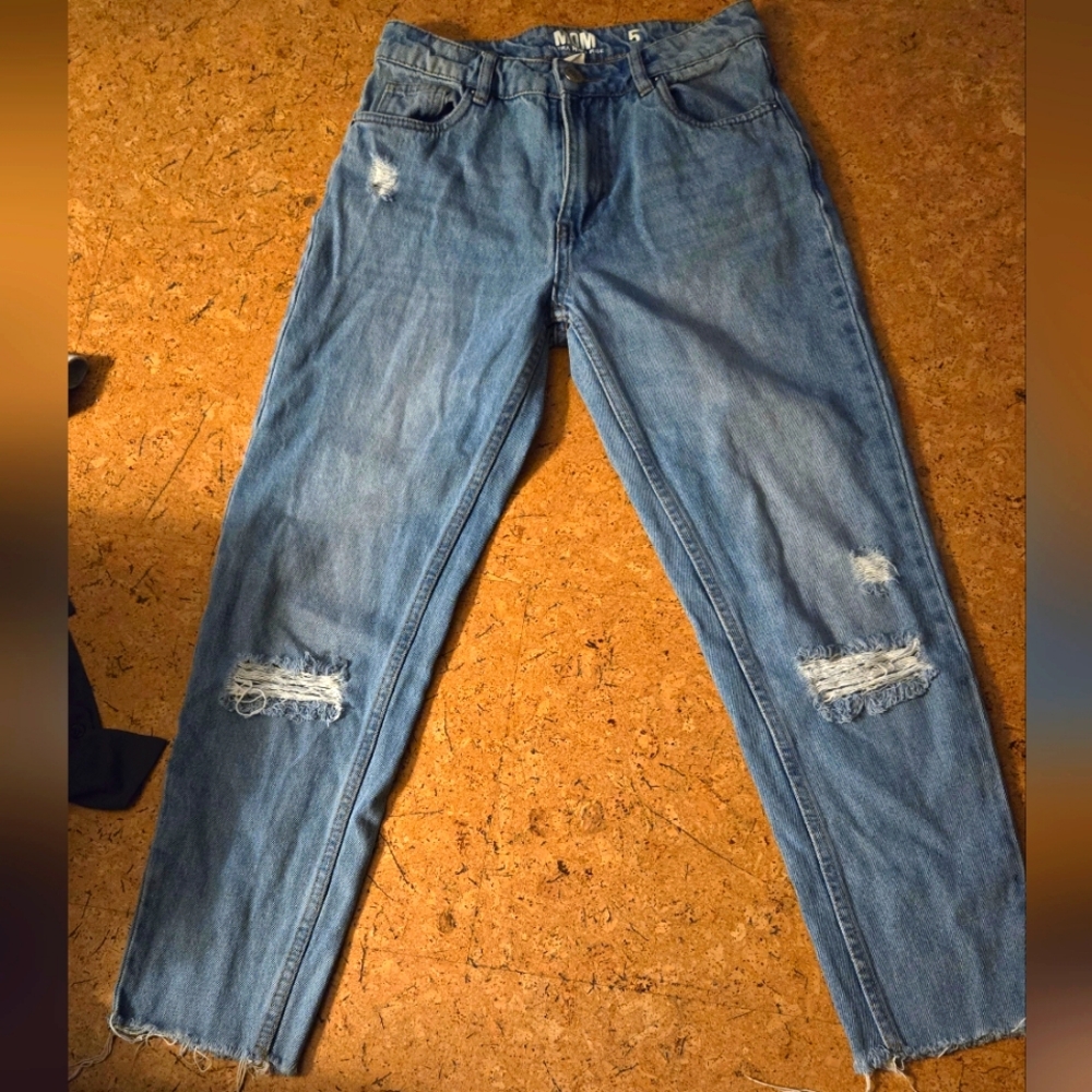 Mom jeans sz 5 fashion denim ripped detail
